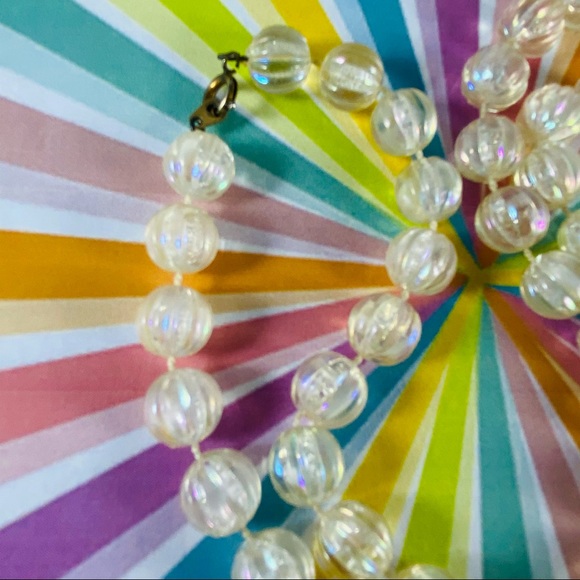 Vintage strand of iridescent lucite bead necklace - Picture 5 of 5